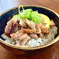 豚バラ肉のレモンネギ塩丼
